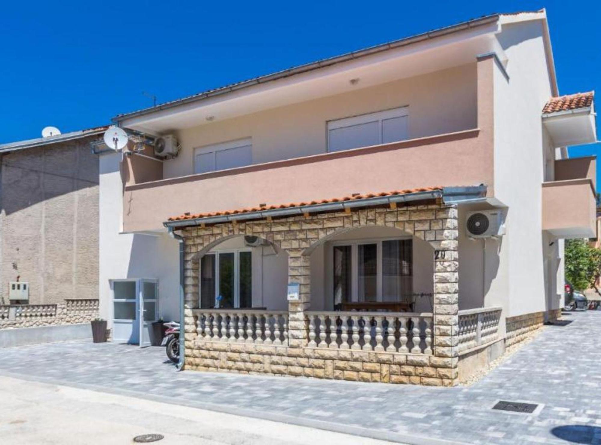 Spacious Two Sis In With Terrace Apartment *