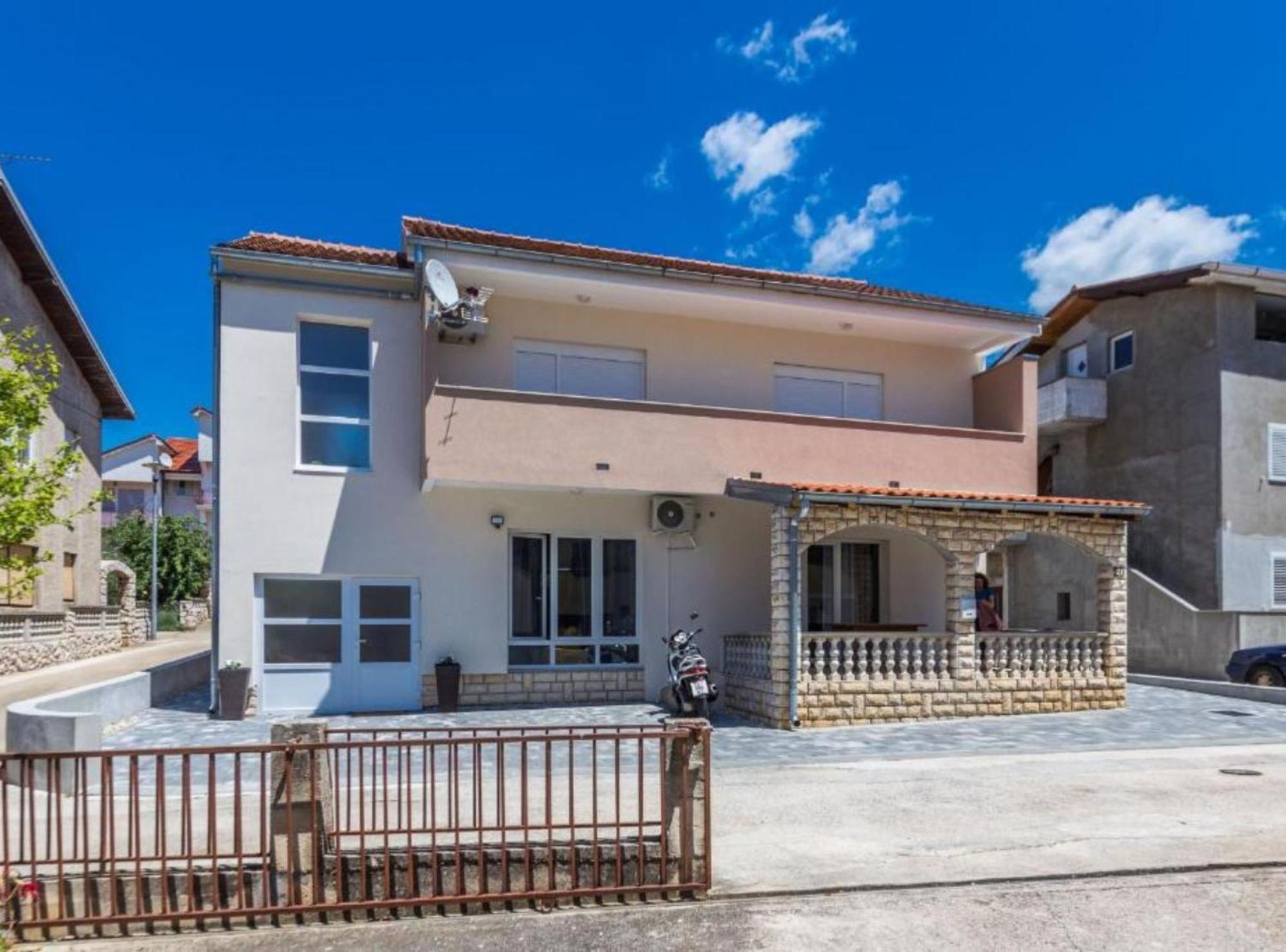 Apartman Spacious Two Sis In With Terrace Zadar