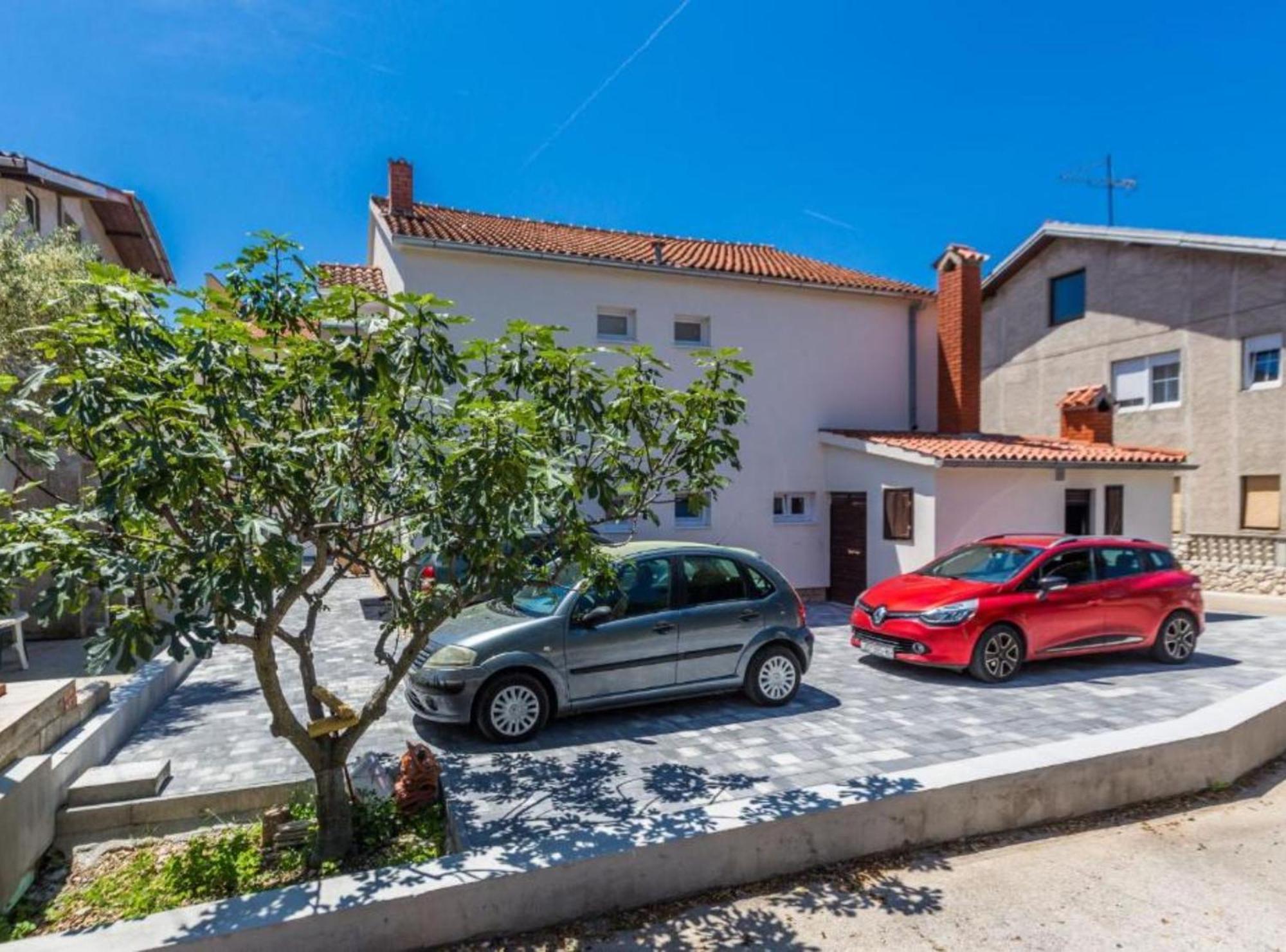 Spacious Two Sis In With Terrace Zadar